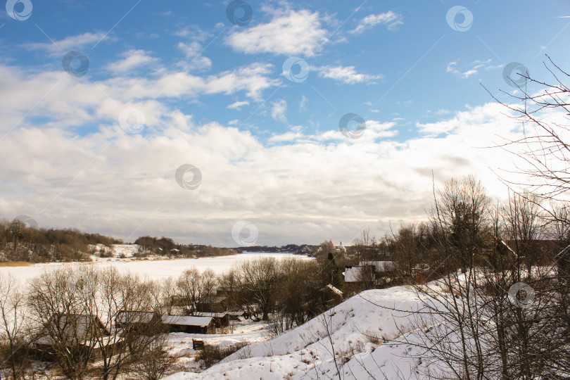 Скачать Зимняя деревня на берегу реки. фотосток Ozero