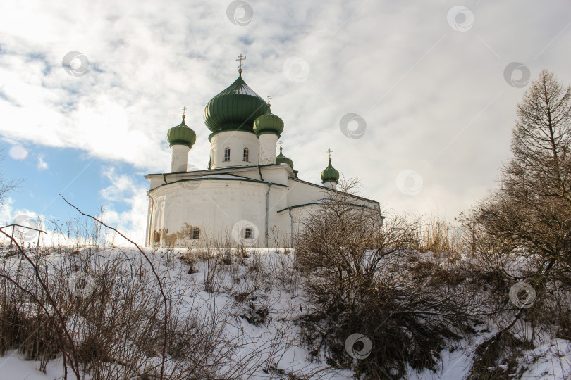 Скачать Церковь на холме, освещенная солнцем. фотосток Ozero