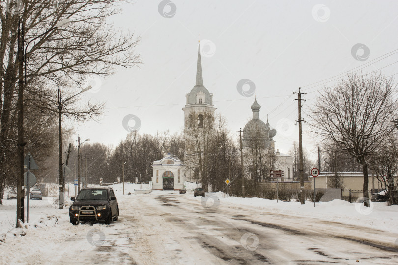 Скачать Зимний вид на старую церковь. фотосток Ozero