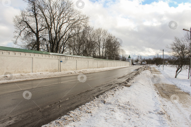 Скачать Стена колледжа вдоль дороги. фотосток Ozero