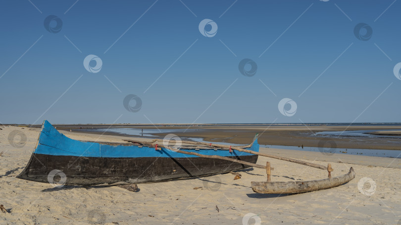 Скачать Самодельная сине-черная деревянная лодка фотосток Ozero