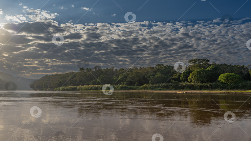 Скачать Утренний пейзаж на берегу реки. фотосток Ozero