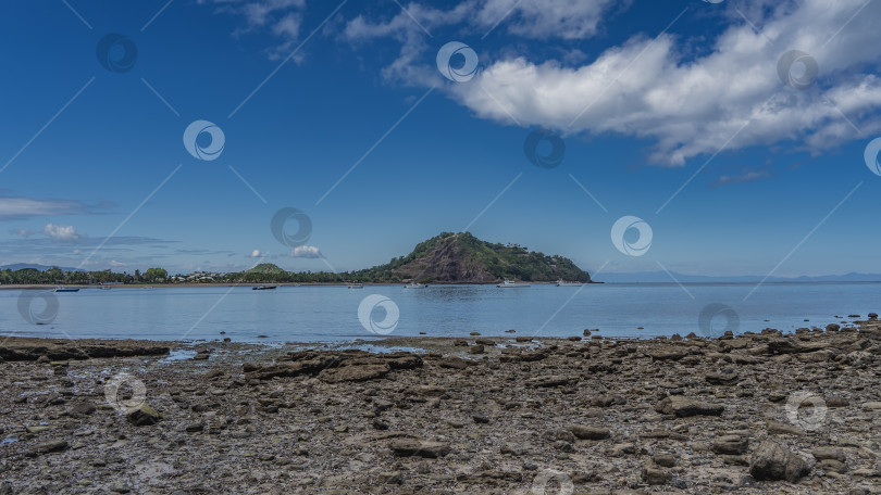 Скачать Скалистое морское дно обнажалось во время отлива. фотосток Ozero