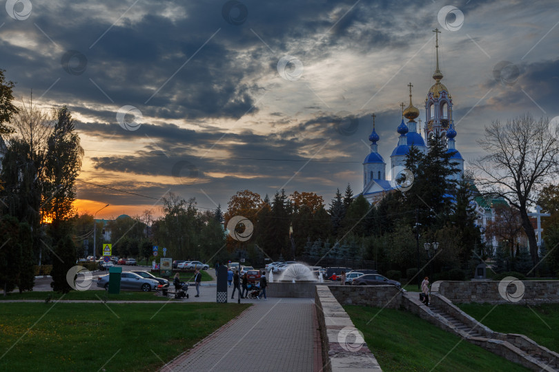 Скачать Городской вечерний пейзаж. Казанский мужской монастырь. фотосток Ozero