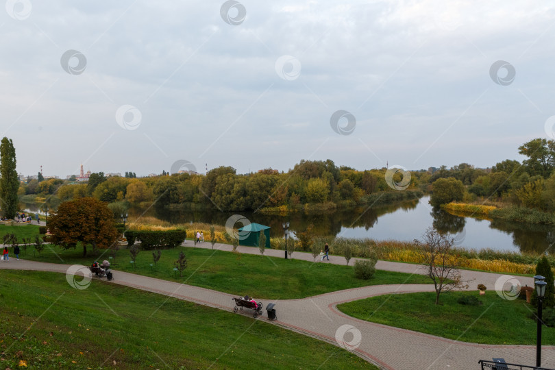 Скачать Парк вдоль набережной реки Цна фотосток Ozero