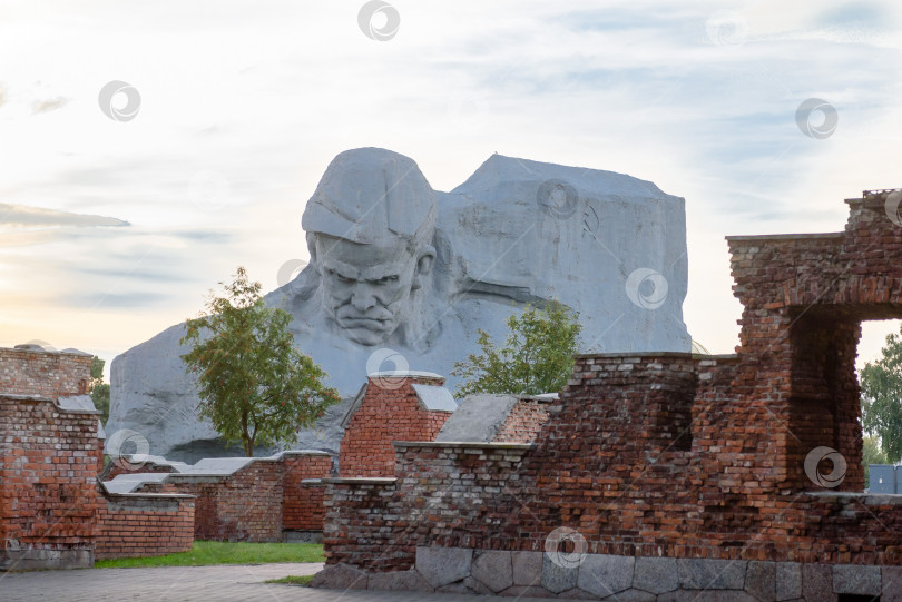 Скачать Беларусь, Брест, август 2023 года: Мемориальный комплекс "Брестская крепость" и памятник советскому солдату фотосток Ozero