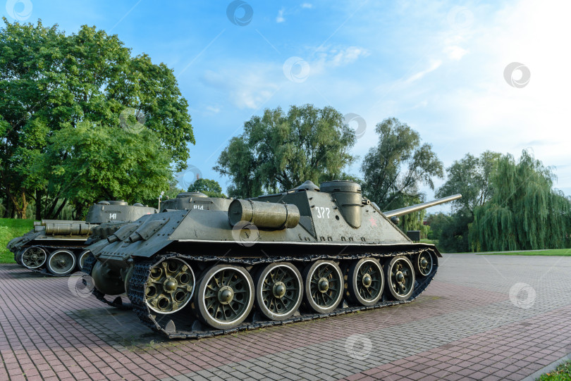 Скачать Беларусь, Брест, август 2023 года: танки Т-34-85 в Брестской крепости. фотосток Ozero