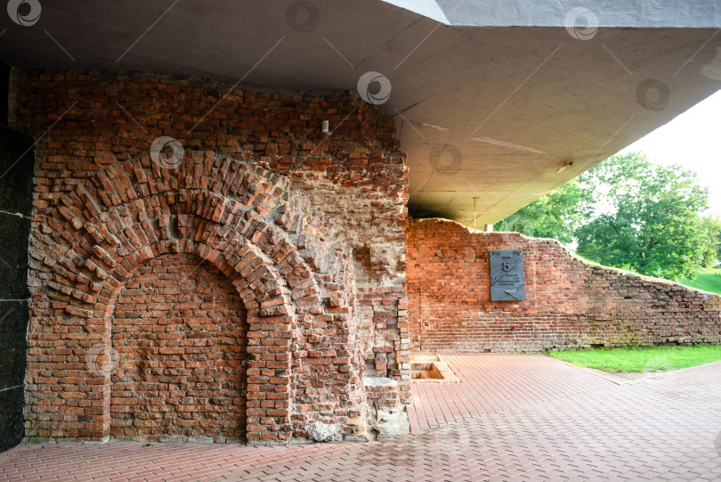Скачать Беларусь, Брест, август 2023 года: Руины из красного кирпича в Брестской крепости во время войны фотосток Ozero