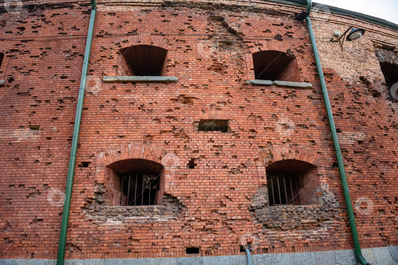 Скачать Беларусь, Брест, август 2023 года: Руины из красного кирпича в Брестской крепости во время войны фотосток Ozero