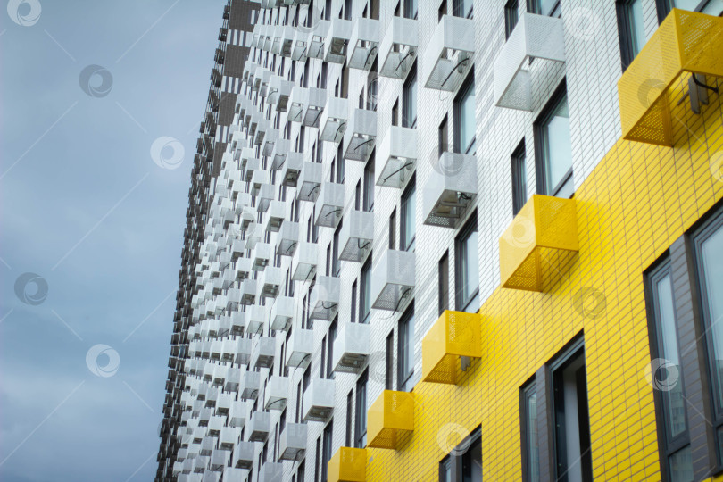 Скачать Фасад современного жилого здания на фоне неба, вид сбоку фотосток Ozero