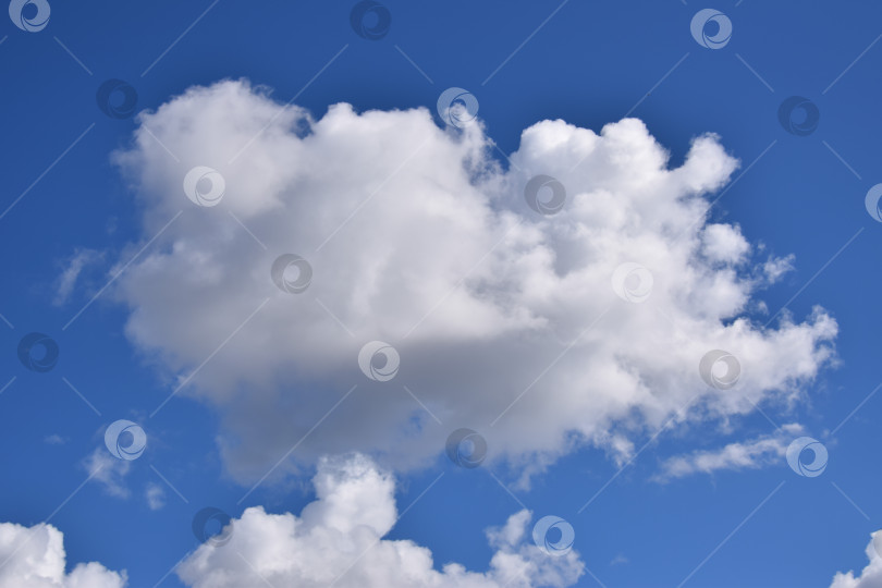 Скачать Облако на голубоватом небе, прекрасная летняя погода. Фон и картинка для прогноза погоды. фотосток Ozero