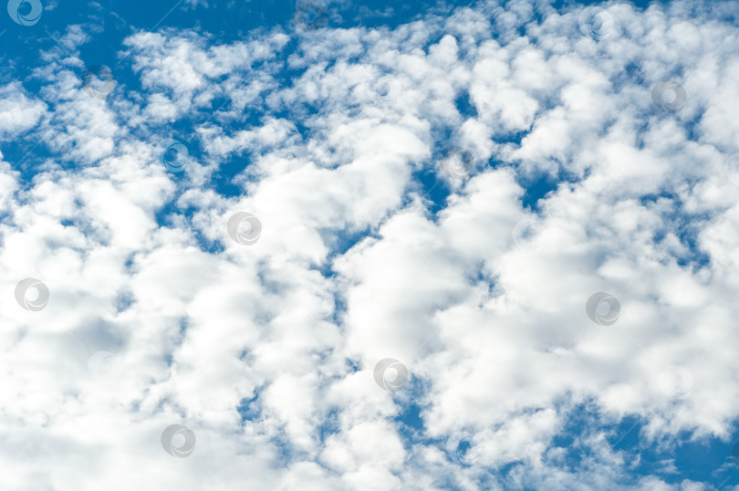 Скачать Образование альто-кучевых облаков. Фон с белыми облаками, плывущими над землей на высоте полета. Картинка для прогноза погоды. фотосток Ozero