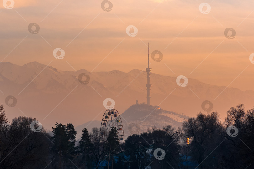 Скачать вид на зимний закат из городского парка на гору Коктобе с телебашни в Алматы, Казахстан фотосток Ozero