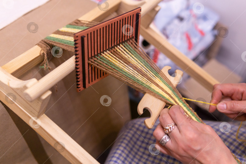 Скачать включая процесс плетения ленты на традиционном деревянном ручном ткацком станке фотосток Ozero
