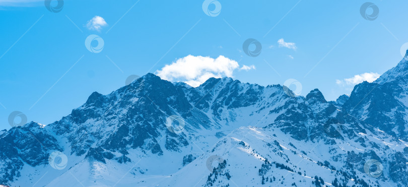 Скачать природный пейзаж с далеким заснеженным горным хребтом, голубым в атмосферной дымке фотосток Ozero