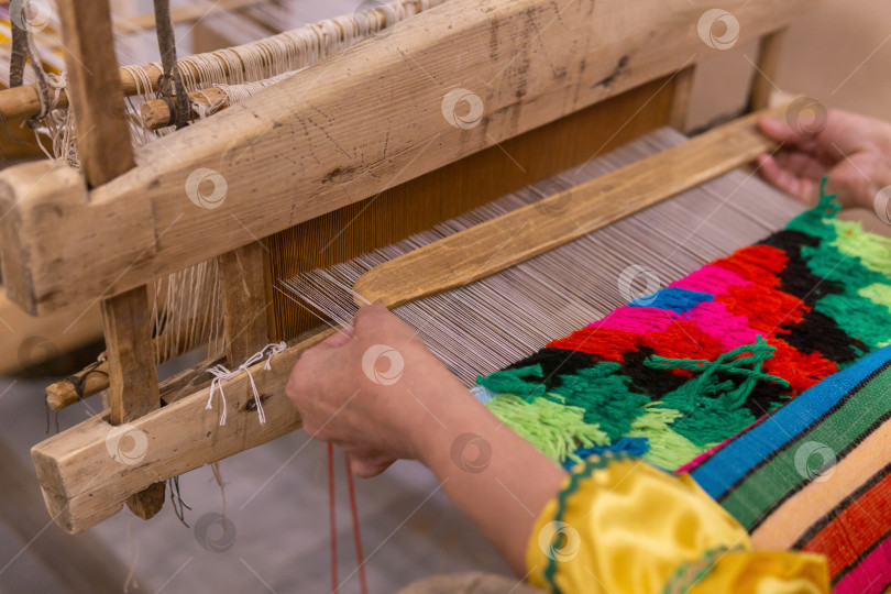 Скачать процесс ткачества гобеленов на традиционном деревянном ручном ткацком станке фотосток Ozero