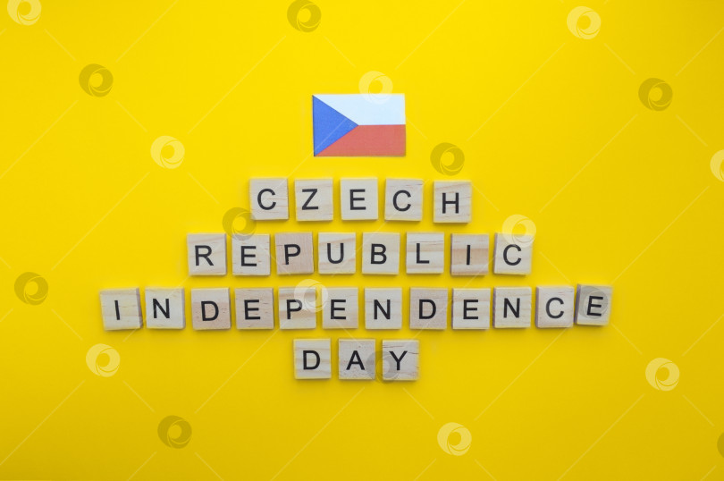 Скачать 28 октября, День независимости Чешской Республики, чешский флаг, минималистичный баннер с деревянными буквами на оранжевом фоне фотосток Ozero