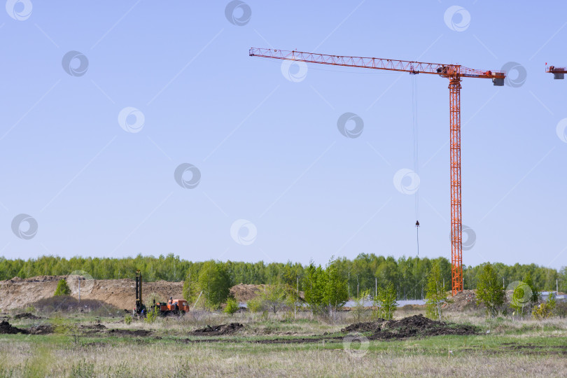 Скачать Строительство новых жилых высотных зданий. На фоне желтого закатного неба. фотосток Ozero
