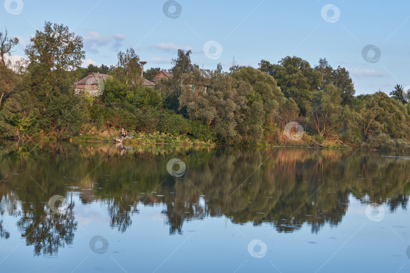 Скачать Рыбалка на озере. Отражение в воде. База отдыха фотосток Ozero