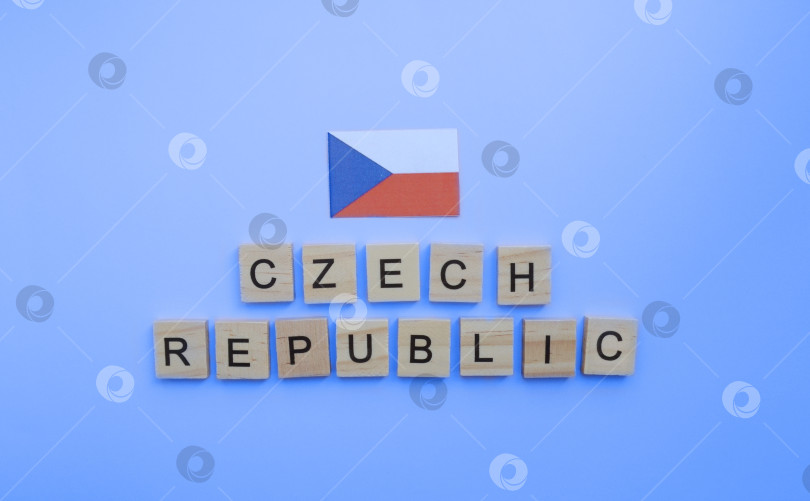 Скачать 28 октября, День независимости Чешской Республики, чешский флаг, минималистичный баннер с деревянными буквами на синем фоне фотосток Ozero