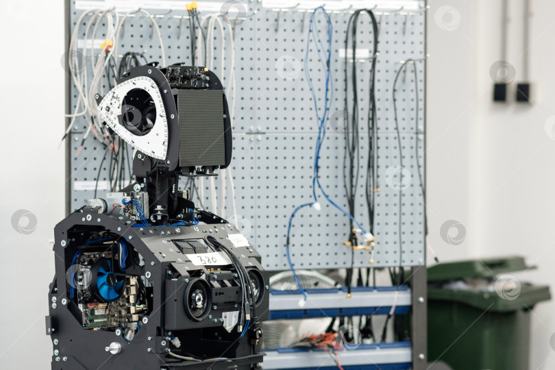 Скачать человекоподобный робот в процессе сборки и наладки в мастерской фотосток Ozero