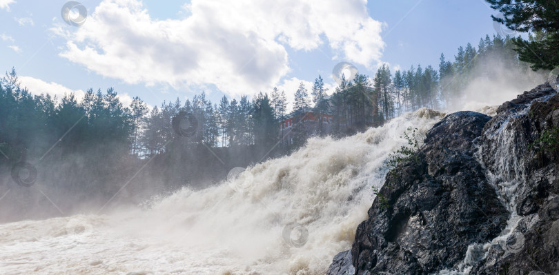 Скачать водопад во время открытия шлюзов для холостого сброса воды на небольшой гидроэлектростанции фотосток Ozero