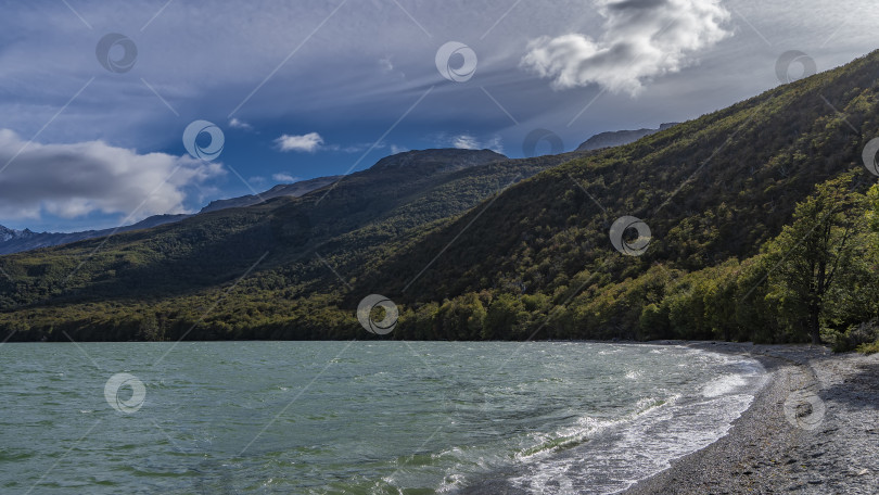 Скачать Прекрасное изумрудное озеро окружено горами. фотосток Ozero