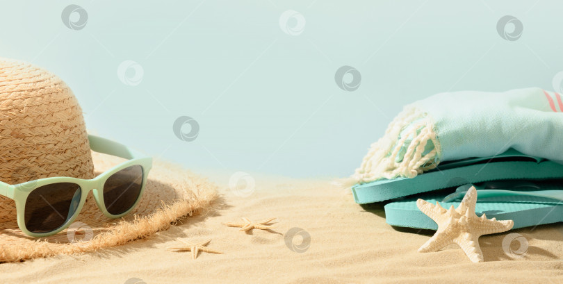 Скачать Пляжная соломенная шляпа от солнца, ракушки и очки на песке. Летние каникулы. фотосток Ozero