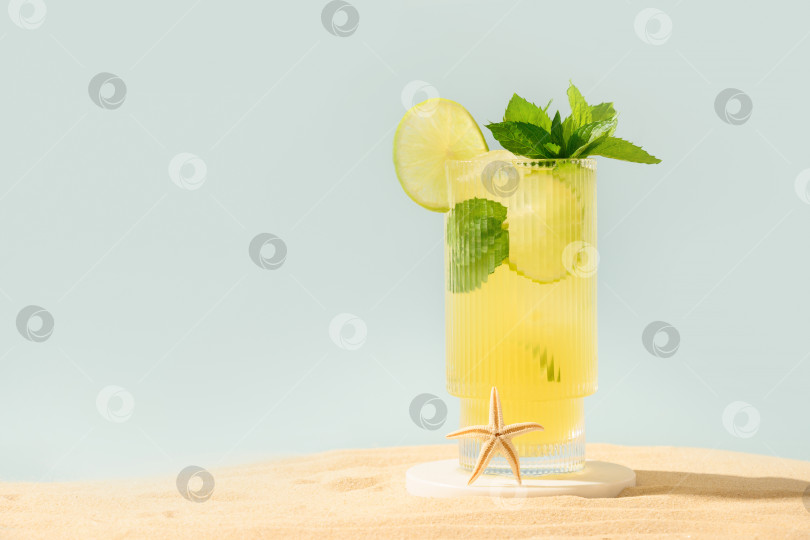 Скачать Свежайший коктейль мохито на пляже в солнечной тени. фотосток Ozero