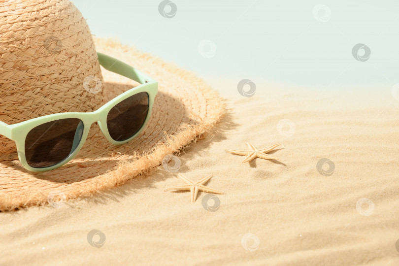 Скачать Пляжная соломенная шляпа от солнца, ракушки и очки на песке. Летние каникулы. фотосток Ozero