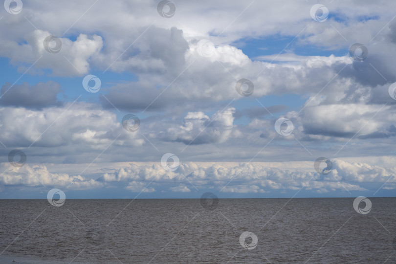 Скачать Величественное облачное небо над поверхностью водной глади. фотосток Ozero