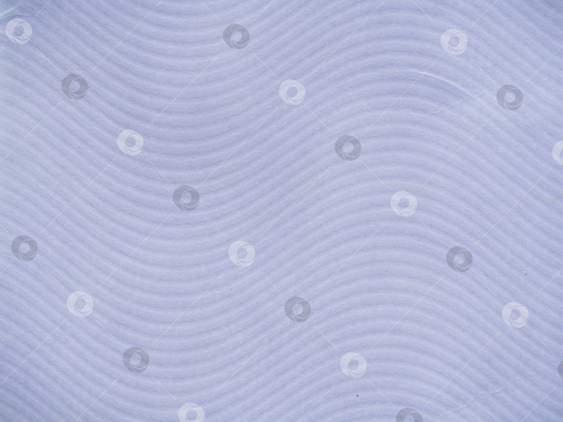 Скачать Бело-голубоватый бумажный фон с волнистой текстурой. Абстрактная текстура фона из светлой бумаги с эффектом волны фотосток Ozero