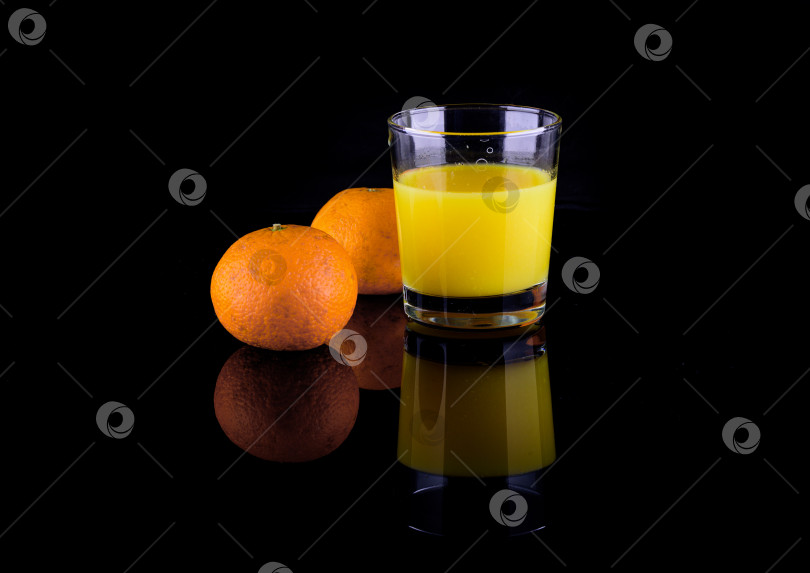 Скачать апельсиновый сок на черном фоне фотосток Ozero