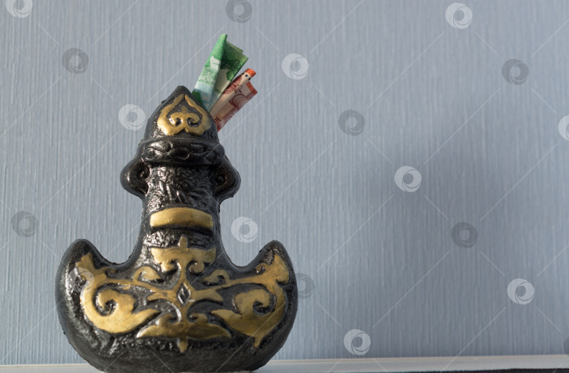 Скачать Копилка с казахстанскими тенге в форме тосыка (ёмкость для кумыса) фотосток Ozero