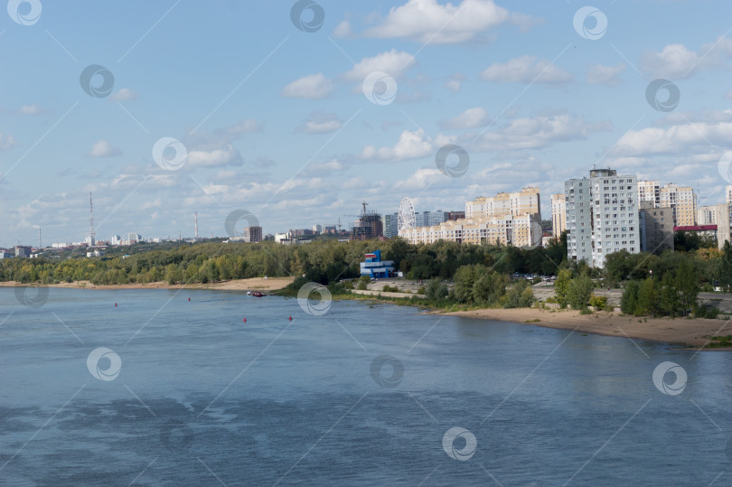 Скачать Вид на правый берег и реку Иртыш с метромоста (60 лет Победы) города Омск фотосток Ozero