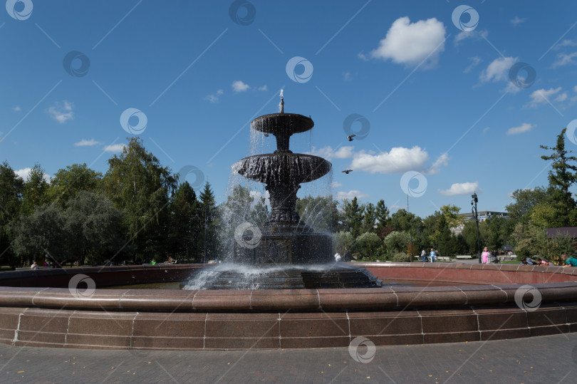 Скачать Фонтан в сквере Дзержинского, город Омск, Россия, 2023 фотосток Ozero