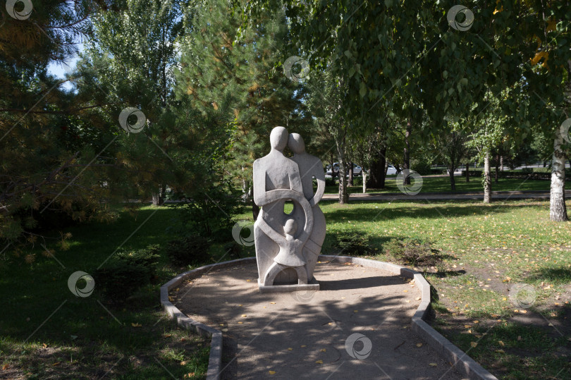 Скачать Скульптура Семья в сквере имени Дзержинского города Омска фотосток Ozero