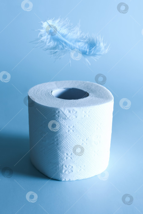 Скачать Toilet paper with blue steam over a feather фотосток Ozero