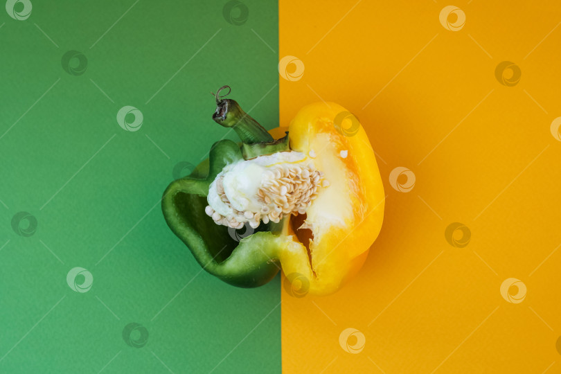 Скачать зелено-желтый перец на зелено-желтом фоне фотосток Ozero