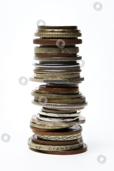 Скачать Большая стопка монет из разных стран на белом фоне фотосток Ozero