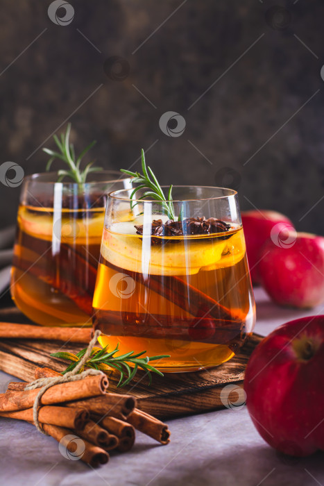 Скачать Яблочная маргарита со специями и розмарином в бокалах на столе вертикальный вид фотосток Ozero