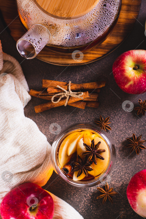 Скачать Яблочный чай с корицей, медом и анисом в чашке и заварочном чайнике на столешнице в вертикальном положении фотосток Ozero