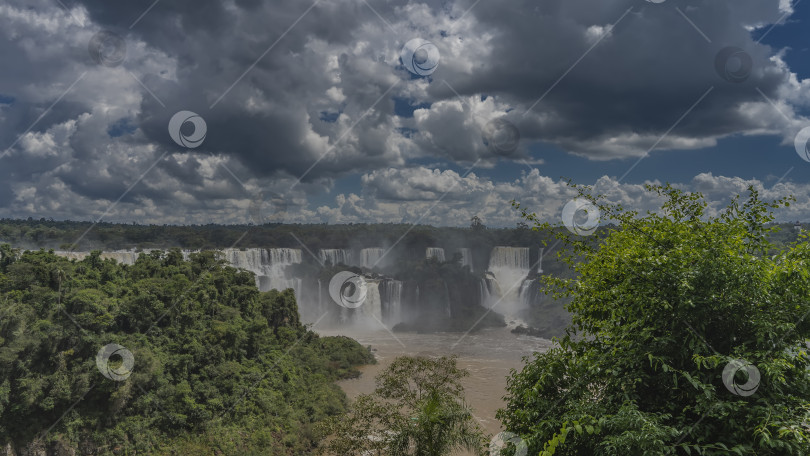 Скачать Панорамный пейзаж с водопадом. фотосток Ozero