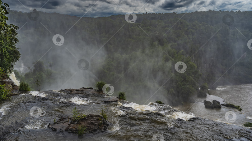 Скачать Вода пенится на выступе скалы фотосток Ozero