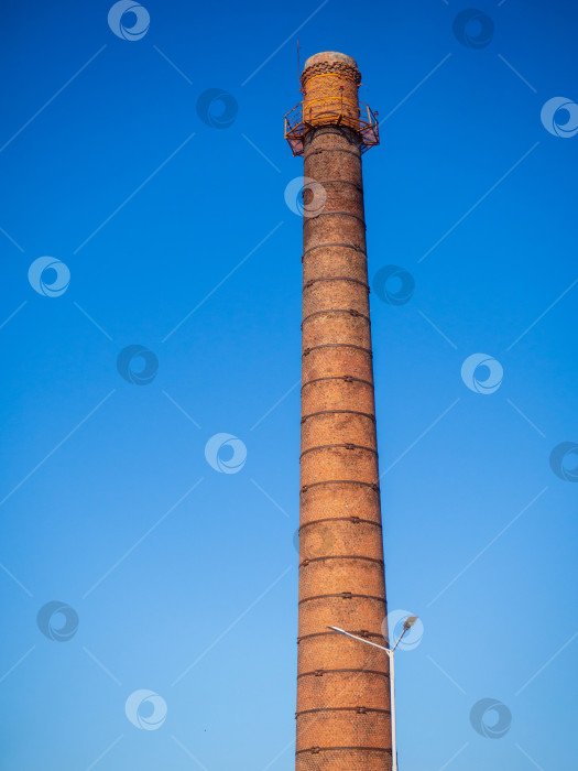 Скачать Промышленная кирпичная труба на фоне неба, защита окружающей среды фотосток Ozero