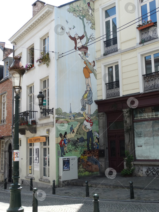 Скачать Граффити на стене дома в городе фотосток Ozero