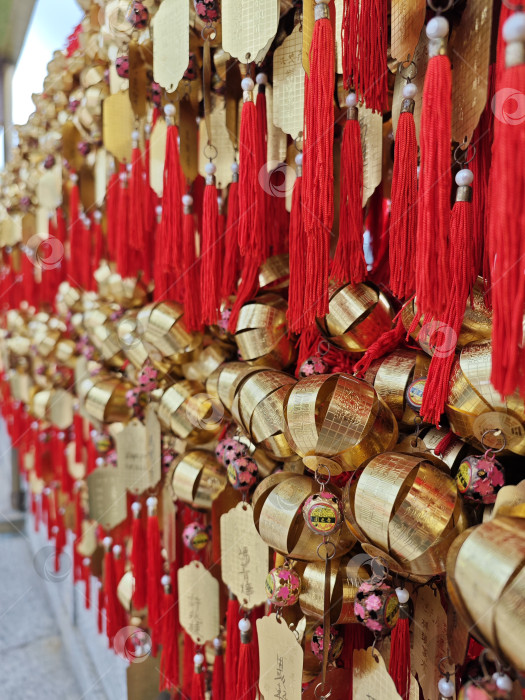 Скачать Святой колокол на стене в знак уважения к молящимся в храме Вонг Тай Син на острове Коулун фотосток Ozero