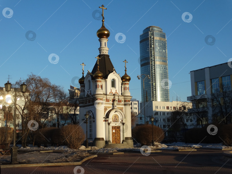 Скачать Часовня святой Екатерины на фоне небоскрёба «Высоцкий» в Екатеринбурге фотосток Ozero