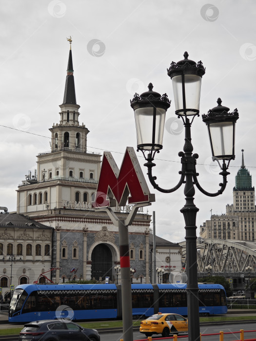 Скачать Эмблема Московского метрополитена на фоне Казанского вокзала на площади трех вокзалов в Москве фотосток Ozero