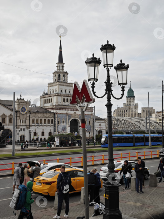Скачать Эмблема Московского метрополитена на фоне Казанского вокзала на площади трех вокзалов в Москве фотосток Ozero